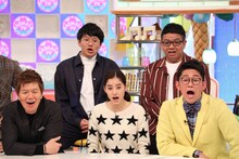 スタジオでVTRを鑑賞するミキ（後列2人）ら。(c)フジテレビ