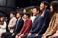 ネタを鑑賞するMC陣。