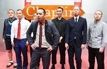 千鳥・大悟（中央）と坊主芸人たち。