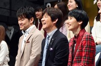 坊主芸人のネタを鑑賞する内村光良（中央）ら。