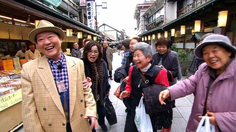 ダチョウ倶楽部・上島（左）の相席旅の様子。(c)ABC