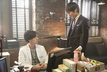 千原ジュニア演じる壇浩輝刑事部長（右）が錦戸亮演じる真野礼二（左）と対面するシーン。(c)フジテレビ