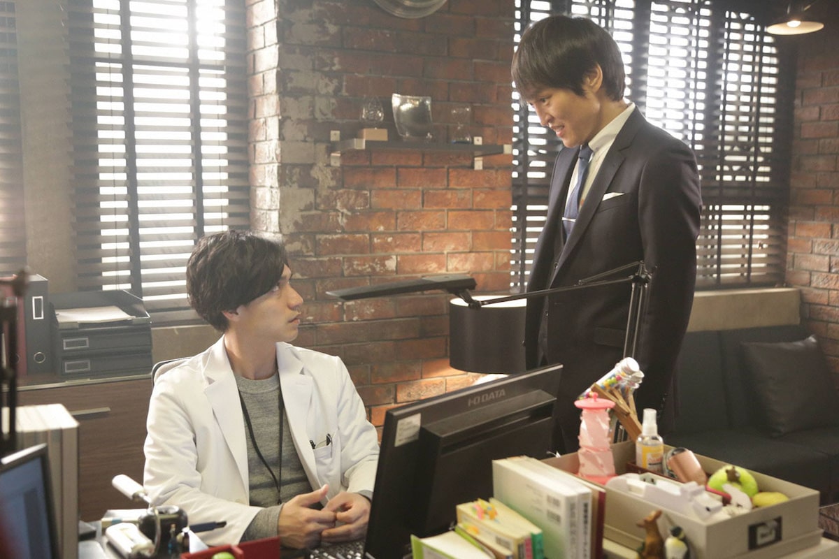 千原ジュニアがついに錦戸亮と対面 科捜研セットに テレビで見たところや コメントあり お笑いナタリー
