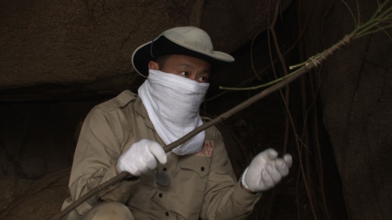 宮川大輔がウガンダを探検、“羽アリ100%団子”の味とは