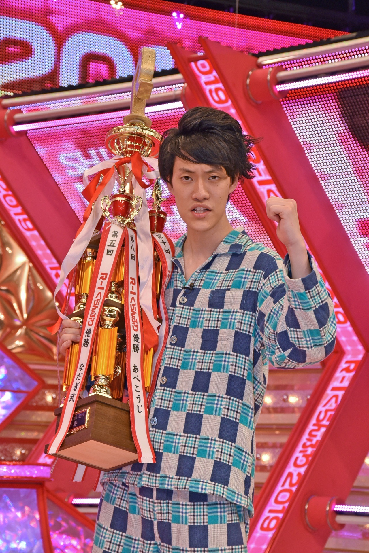 「R-1ぐらぷり2019」で優勝した霜降り明星・粗品。