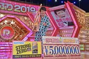 優勝賞金500万円や副賞と並んで写真撮影に応じる霜降り明星・粗品。