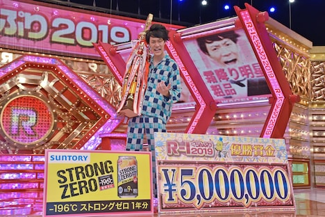 優勝賞金500万円や副賞と並んで写真撮影に応じる霜降り明星・粗品。