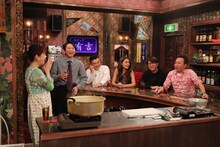 さまぁ～ず（右）がゲスト出演する「スナック有吉」のワンシーン。(c)関西テレビ