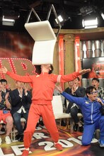 アゴに椅子を乗せる芸を披露するテツandトモ。