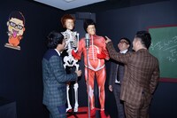 自身をモチーフにした人体模型を眺めるミキら。