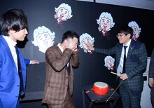 音楽室で遊ぶ和牛とミキ。