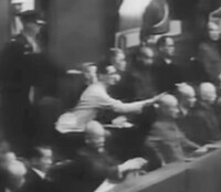 大川周明が東條英機の頭を叩く場面。