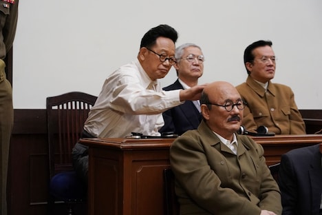 笑福亭鶴瓶扮する大川周明がビートたけし扮する東條英機の頭を叩くシーン。