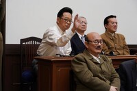 笑福亭鶴瓶がビートたけしの頭を叩くシーン。