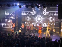 禿夢によるライブの様子。