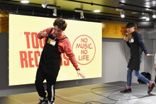 ステージの広さを持て余す祇園。