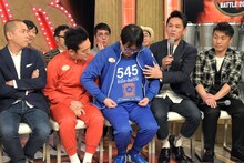 テツandトモ・トモはオンエアを獲得するともらえるTシャツを着用。