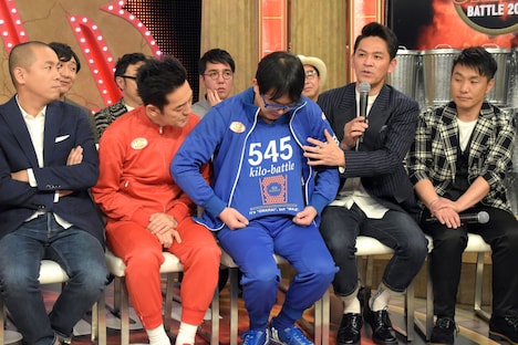 テツandトモ・トモはオンエアを獲得するともらえるTシャツを着用。