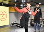 フライングゲットのポーズを決める祇園・木崎（左）と櫻井（右）。