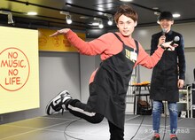 フライングゲットのポーズを決める祇園・木崎（左）と櫻井（右）。