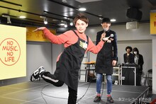 カメラ目線でフライングゲットのポーズを決める祇園・木崎（左）。