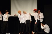 即興芝居に挑戦する一同。衣装は“スタイリッシュなネタをしそうなコント師”をイメージしている。