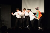 「最初はみんな、1人の猪木だった」というフレーズを表現する芸人たち。