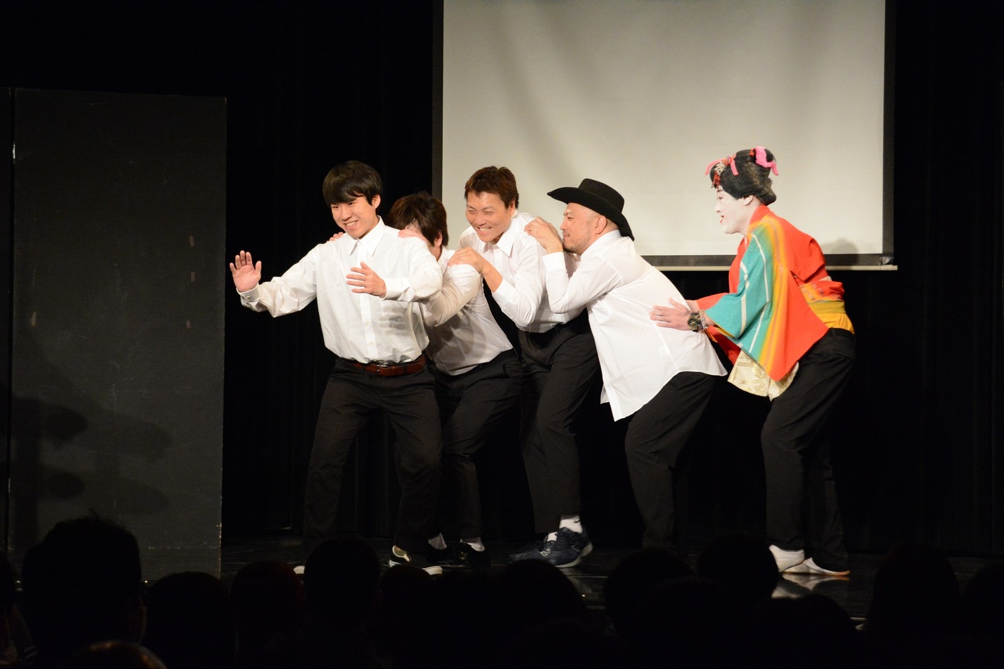 「最初はみんな、1人の猪木だった」というフレーズを表現する芸人たち。