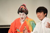 アントニオ猪木になりきるコウメ太夫（左）。