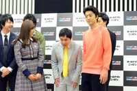 顔が見えず前に出てくるようリクエストされ、恐縮する霜降り明星・せいや。