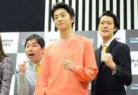 「オールナイトニッポン0」パーソナリティの霜降り明星と伊藤健太郎（中央）。