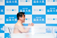 浴槽で壇蜜を待つダチョウ倶楽部・上島。