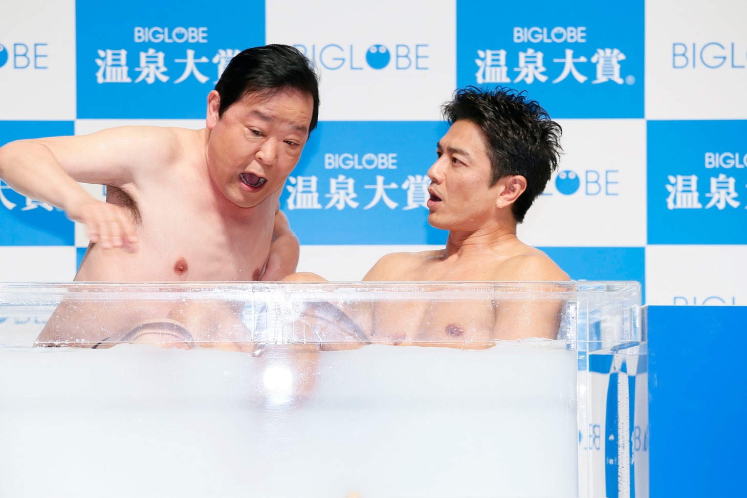 浴槽に原田龍二（右）が入ってきたことに動揺するダチョウ倶楽部・上島（左）。
