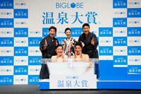 授賞式の登壇者たち。