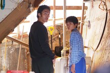 映画「まく子」よりサトシ（山崎光）と光一（草なぎ剛）が振り返るシーン。