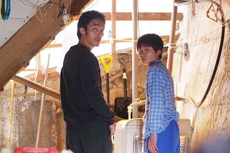 映画「まく子」よりサトシ（山崎光）と光一（草なぎ剛）が振り返るシーン。