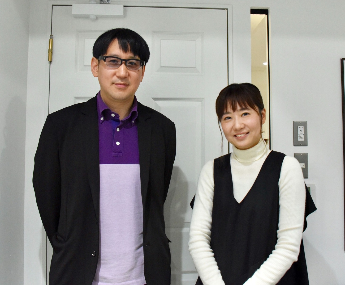 左から米粒写経・サンキュータツオ、もふくちゃん。