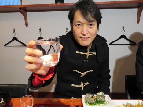 居酒屋デート風の写真撮影に応じる千原ジュニア。(c)SBSテレビ