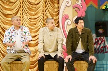 左からあばれる君、品川庄司。(c)読売テレビ