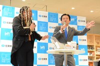 一緒に歌う（左から）UMBRELLA、山口祥義知事。