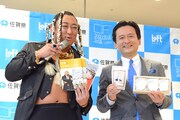 左からUMBRELLA、山口祥義知事。