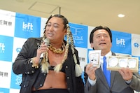 フォトセッション中に一緒に歌う（左から）UMBRELLA、山口祥義知事。