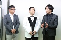 左から植野広生氏、和牛。(c)ＢＳ日テレ