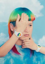 「ICE change -Rainbow-」を着用したガリットチュウ福島。