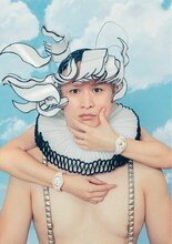 「ICE fantasia」を着用したガリットチュウ福島。