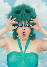 「Bastogne」を着用したガリットチュウ福島。