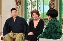 「徹子の部屋」に初出演するチョコレートプラネットと黒柳徹子（右）。(c)テレビ朝日