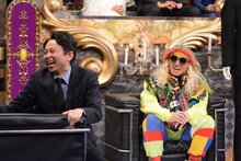 左から有吉弘行、DJ KOO。(c)日本テレビ