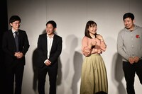 「東京桜」オープニングに登場する（左から）ザ・マミィ、吉住、岡野陽一。