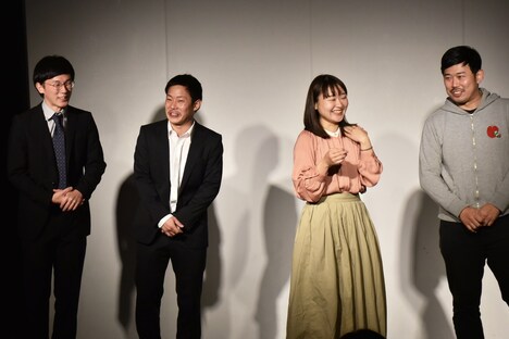 「東京桜」オープニングに登場する（左から）ザ・マミィ、吉住、岡野陽一。